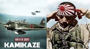 Kamikaze nedir? sorusu, özellikle II. Dünya Savaşı tarihi, Japonya ve Pasifik Cephesi hakkında araştırma yapanların sıkça karşılaştığı konulardan biridir. Günümüzde kamikaze kelimesi çoğunlukla Japon pilotların uçaklarını düşman hedeflerine bilerek çarptırdığı intihar saldırılarıyla ilişkilendirilse de kelimenin kökeni ve tarihsel anlamı bundan daha eskidir. “Kamikaze”, Japonca “tanrısal rüzgâr” anlamına gelir ve başlangıçta Japonya’nın Moğol istilalarından kurtulmasını sağlayan güçlü fırtınaları tanımlamak için kullanılmıştır.