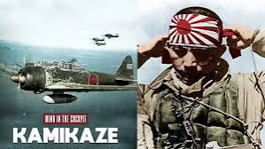 Kamikaze nedir? sorusu, özellikle II. Dünya Savaşı tarihi, Japonya ve Pasifik Cephesi hakkında araştırma yapanların sıkça karşılaştığı konulardan biridir. Günümüzde kamikaze kelimesi çoğunlukla Japon pilotların uçaklarını düşman hedeflerine bilerek çarptırdığı intihar saldırılarıyla ilişkilendirilse de kelimenin kökeni ve tarihsel anlamı bundan daha eskidir. “Kamikaze”, Japonca “tanrısal rüzgâr” anlamına gelir ve başlangıçta Japonya’nın Moğol istilalarından kurtulmasını sağlayan güçlü fırtınaları tanımlamak için kullanılmıştır.
