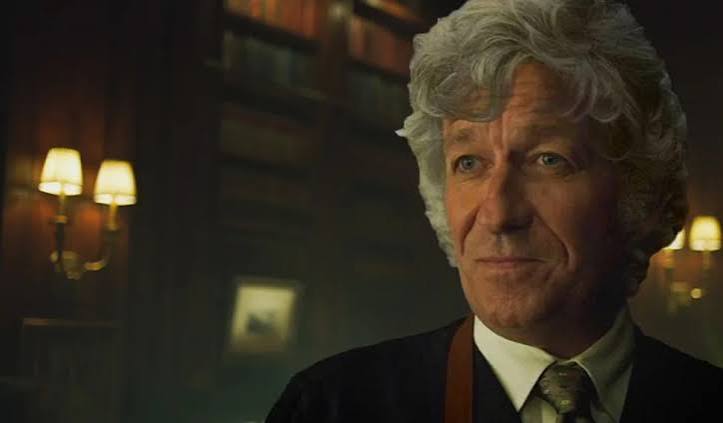 İngiliz sinema ve televizyonunun deneyimli isimlerinden Sean Pertwee, özellikle güçlü karakterleri, dikkat çekici sesi ve farklı türlerdeki yapımlara kolayca uyum sağlayan oyunculuk anlayışıyla tanınır. Kariyerinde tiyatrodan sinemaya, televizyon dizilerinden video oyunlarına kadar pek çok farklı alanda çalışan Pertwee, uzun yıllar boyunca İngiliz oyunculuk dünyasının önemli karakter oyuncularından biri olmayı başarmıştır.