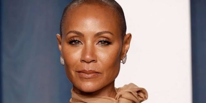 Hollywood'da uzun yıllar boyunca farklı türlerdeki yapımlarda rol alan Jada Pinkett Smith, yalnızca oyunculuğuyla değil; müzik, televizyon, yapımcılık ve yazarlık alanlarındaki çalışmalarıyla da tanınan çok yönlü bir sanatçıdır. 1990'lı yıllarda yükselişe geçen kariyeri boyunca komedi, dram, aksiyon, korku ve bilimkurgu gibi birbirinden farklı türlerde projelerde yer alan oyuncu, özellikle The Matrix serisindeki Niobe karakteriyle dünya çapında geniş bir izleyici kitlesine ulaşmıştır.