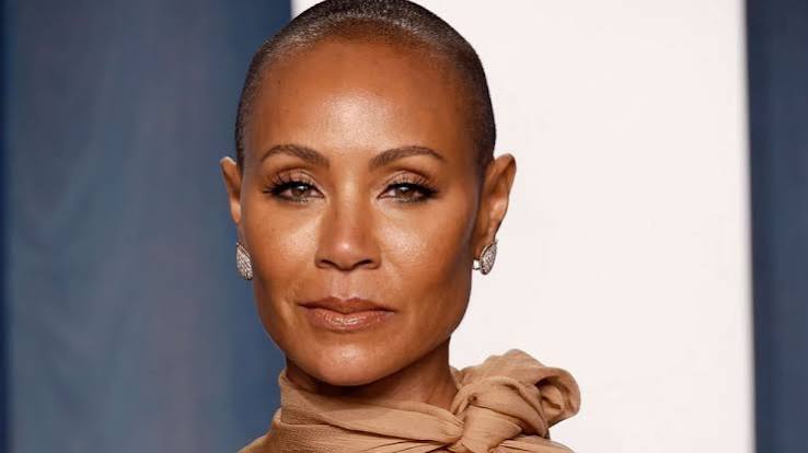 Hollywood'da uzun yıllar boyunca farklı türlerdeki yapımlarda rol alan Jada Pinkett Smith, yalnızca oyunculuğuyla değil; müzik, televizyon, yapımcılık ve yazarlık alanlarındaki çalışmalarıyla da tanınan çok yönlü bir sanatçıdır. 1990'lı yıllarda yükselişe geçen kariyeri boyunca komedi, dram, aksiyon, korku ve bilimkurgu gibi birbirinden farklı türlerde projelerde yer alan oyuncu, özellikle The Matrix serisindeki Niobe karakteriyle dünya çapında geniş bir izleyici kitlesine ulaşmıştır.
