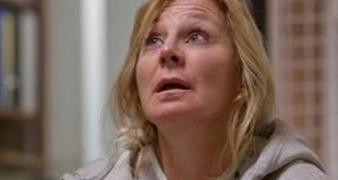 Amerikalı oyuncu Chloe Webb, özellikle sinemada sıra dışı ve güçlü karakterlere hayat vermesiyle tanınan başarılı bir sanatçıdır. Kariyeri boyunca komedi, dram, biyografi, suç ve müzikal gibi farklı türlerde yapımlarda rol alan Webb, kendine özgü oyunculuk tarzı sayesinde Hollywood'da kalıcı bir yer edinmiştir.