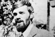 İngiliz edebiyatının en dikkat çekici ve tartışmalı yazarlarından biri olan David Herbert Richards Lawrence, edebiyat dünyasında daha çok D. H. Lawrence adıyla tanınır. 1885 yılında İngiltere'nin Nottinghamshire bölgesindeki Eastwood kentinde doğan Lawrence, 1930 yılında yaşamını yitirmesine rağmen ardında roman, şiir, öykü, deneme ve eleştiri türlerinde oldukça geniş bir külliyat bıraktı.
