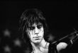 Rock müziğin gelişiminde bazı gitaristler yalnızca başarılı performanslarıyla değil, enstrümanın kullanım biçimini değiştiren yaklaşımlarıyla öne çıkar. Jeff Beck de bu isimlerin başında gelir. İngiliz gitarist, kariyeri boyunca blues, rock, caz, füzyon ve elektronik müzik arasında geçişler yaparak gitarın ifade kapasitesini sürekli genişletti. Hızlı sololardan çok sesin karakterine, tona, dinamizme ve gitarın insan sesini andıran bir anlatım aracına dönüşmesine önem verdi.