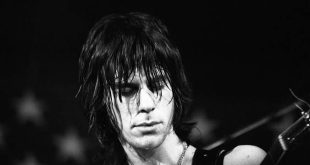 Rock müziğin gelişiminde bazı gitaristler yalnızca başarılı performanslarıyla değil, enstrümanın kullanım biçimini değiştiren yaklaşımlarıyla öne çıkar. Jeff Beck de bu isimlerin başında gelir. İngiliz gitarist, kariyeri boyunca blues, rock, caz, füzyon ve elektronik müzik arasında geçişler yaparak gitarın ifade kapasitesini sürekli genişletti. Hızlı sololardan çok sesin karakterine, tona, dinamizme ve gitarın insan sesini andıran bir anlatım aracına dönüşmesine önem verdi.
