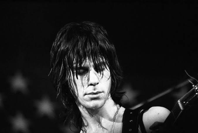 Rock müziğin gelişiminde bazı gitaristler yalnızca başarılı performanslarıyla değil, enstrümanın kullanım biçimini değiştiren yaklaşımlarıyla öne çıkar. Jeff Beck de bu isimlerin başında gelir. İngiliz gitarist, kariyeri boyunca blues, rock, caz, füzyon ve elektronik müzik arasında geçişler yaparak gitarın ifade kapasitesini sürekli genişletti. Hızlı sololardan çok sesin karakterine, tona, dinamizme ve gitarın insan sesini andıran bir anlatım aracına dönüşmesine önem verdi.