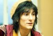 Rock müziğin uzun soluklu hikâyesinde bazı müzisyenler yalnızca tek bir grubun üyesi olarak değil, farklı dönemleri birbirine bağlayan sanatçılar olarak öne çıkar. Ronnie Wood da bu isimlerden biridir. The Rolling Stones'un gitaristi olarak dünya çapında tanınan Wood, aslında bu noktaya gelmeden önce İngiliz rock sahnesinin birçok önemli oluşumunda yer aldı.