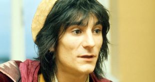 Rock müziğin uzun soluklu hikâyesinde bazı müzisyenler yalnızca tek bir grubun üyesi olarak değil, farklı dönemleri birbirine bağlayan sanatçılar olarak öne çıkar. Ronnie Wood da bu isimlerden biridir. The Rolling Stones'un gitaristi olarak dünya çapında tanınan Wood, aslında bu noktaya gelmeden önce İngiliz rock sahnesinin birçok önemli oluşumunda yer aldı.