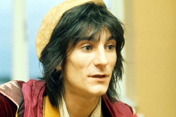 Rock müziğin uzun soluklu hikâyesinde bazı müzisyenler yalnızca tek bir grubun üyesi olarak değil, farklı dönemleri birbirine bağlayan sanatçılar olarak öne çıkar. Ronnie Wood da bu isimlerden biridir. The Rolling Stones'un gitaristi olarak dünya çapında tanınan Wood, aslında bu noktaya gelmeden önce İngiliz rock sahnesinin birçok önemli oluşumunda yer aldı.