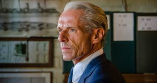 Fransız sinemasının uluslararası alanda tanınan oyuncularından biri olan Lambert Wilson, farklı türlerdeki yapımlarda sergilediği başarılı performanslarla uzun yıllardır sinema dünyasında varlığını sürdüren çok yönlü bir sanatçıdır. Zarif oyunculuk tarzı, güçlü sahne hakimiyeti ve karakterlerindeki incelikli yorumuyla dikkat çeken Wilson; Fransız sinemasının yanı sıra Hollywood yapımlarında da önemli roller üstlenmiştir.