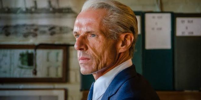 Fransız sinemasının uluslararası alanda tanınan oyuncularından biri olan Lambert Wilson, farklı türlerdeki yapımlarda sergilediği başarılı performanslarla uzun yıllardır sinema dünyasında varlığını sürdüren çok yönlü bir sanatçıdır. Zarif oyunculuk tarzı, güçlü sahne hakimiyeti ve karakterlerindeki incelikli yorumuyla dikkat çeken Wilson; Fransız sinemasının yanı sıra Hollywood yapımlarında da önemli roller üstlenmiştir.