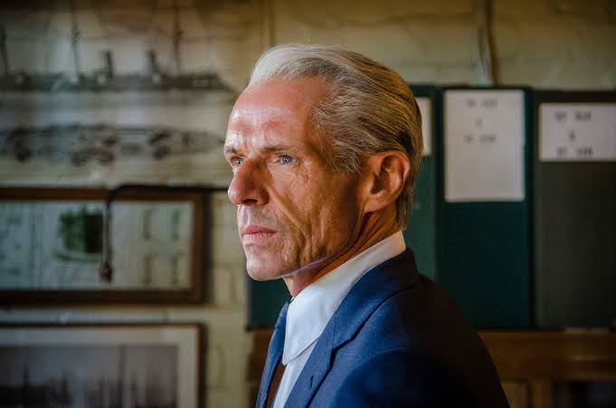 Fransız sinemasının uluslararası alanda tanınan oyuncularından biri olan Lambert Wilson, farklı türlerdeki yapımlarda sergilediği başarılı performanslarla uzun yıllardır sinema dünyasında varlığını sürdüren çok yönlü bir sanatçıdır. Zarif oyunculuk tarzı, güçlü sahne hakimiyeti ve karakterlerindeki incelikli yorumuyla dikkat çeken Wilson; Fransız sinemasının yanı sıra Hollywood yapımlarında da önemli roller üstlenmiştir.