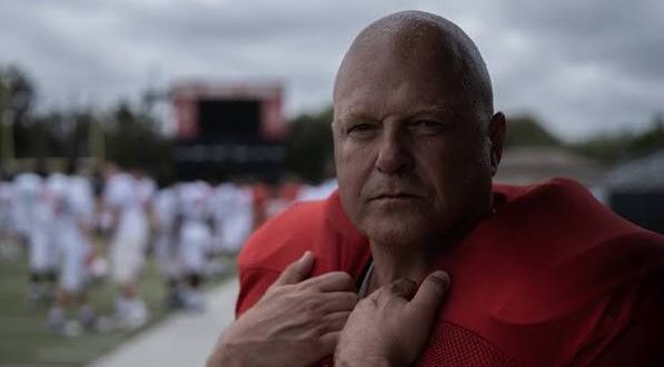 Michael Chiklis, özellikle güçlü karakterleri, sert mizacı ve dramatik oyunculuğuyla Amerikan televizyon ve sinemasında kendine özgü bir yer edinmiş başarılı oyunculardan biridir. Uzun yıllara yayılan kariyerinde komediden dramaya, suç dizilerinden süper kahraman filmlerine kadar oldukça geniş bir alanda rol alan Chiklis, televizyon dünyasında büyük çıkışını The Shield dizisindeki Vic Mackey karakteriyle yapmıştır.