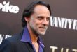 Bilim kurgu, tarih, polisiye ve fantastik yapımlar arasında kendine özgü bir kariyer inşa eden Alexander Siddig, özellikle televizyon dünyasındaki başarılı performanslarıyla tanınan İngiliz aktörlerden biridir. Uzun yıllara yayılan kariyerinde birbirinden oldukça farklı karakterleri canlandıran oyuncu, Star Trek: Deep Space Nine dizisindeki Dr. Julian Bashir rolüyle uluslararası çapta ün kazanmıştır. Ancak Siddig'in kariyeri yalnızca bu ikonik bilim kurgu karakteriyle sınırlı değildir.