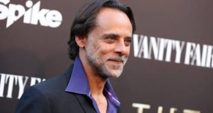 Bilim kurgu, tarih, polisiye ve fantastik yapımlar arasında kendine özgü bir kariyer inşa eden Alexander Siddig, özellikle televizyon dünyasındaki başarılı performanslarıyla tanınan İngiliz aktörlerden biridir. Uzun yıllara yayılan kariyerinde birbirinden oldukça farklı karakterleri canlandıran oyuncu, Star Trek: Deep Space Nine dizisindeki Dr. Julian Bashir rolüyle uluslararası çapta ün kazanmıştır. Ancak Siddig'in kariyeri yalnızca bu ikonik bilim kurgu karakteriyle sınırlı değildir.