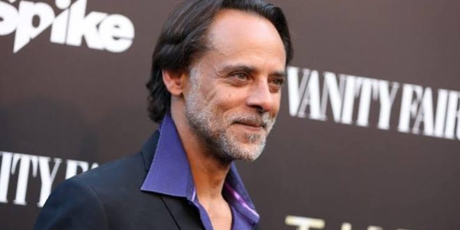 Bilim kurgu, tarih, polisiye ve fantastik yapımlar arasında kendine özgü bir kariyer inşa eden Alexander Siddig, özellikle televizyon dünyasındaki başarılı performanslarıyla tanınan İngiliz aktörlerden biridir. Uzun yıllara yayılan kariyerinde birbirinden oldukça farklı karakterleri canlandıran oyuncu, Star Trek: Deep Space Nine dizisindeki Dr. Julian Bashir rolüyle uluslararası çapta ün kazanmıştır. Ancak Siddig'in kariyeri yalnızca bu ikonik bilim kurgu karakteriyle sınırlı değildir.
