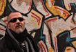 Muammer Ketencoğlu, Türkiye'nin geleneksel müzik alanında kendine özgü bir çizgi oluşturmuş önemli sanatçılarından biridir. Akordeon başta olmak üzere farklı müzik geleneklerini araştıran ve bunları sahneye taşıyan Ketencoğlu; Balkan müzikleri, Rebetiko, Rumeli ezgileri, Ege müziği ve Anadolu halk kültürü üzerine yaptığı çalışmalarla tanınır. Onu yalnızca bir müzisyen olarak değerlendirmek ise çalışmalarının kapsamını tam anlamıyla anlatmaya yetmez.