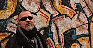 Muammer Ketencoğlu, Türkiye'nin geleneksel müzik alanında kendine özgü bir çizgi oluşturmuş önemli sanatçılarından biridir. Akordeon başta olmak üzere farklı müzik geleneklerini araştıran ve bunları sahneye taşıyan Ketencoğlu; Balkan müzikleri, Rebetiko, Rumeli ezgileri, Ege müziği ve Anadolu halk kültürü üzerine yaptığı çalışmalarla tanınır. Onu yalnızca bir müzisyen olarak değerlendirmek ise çalışmalarının kapsamını tam anlamıyla anlatmaya yetmez.