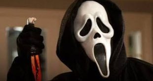 1996 yılında sinema salonlarına gelen Çığlık (Scream), korku türünün alışılmış sınırlarını zorlayan yapımlardan biri olarak sinema tarihindeki yerini aldı. Yönetmenliğini Wes Craven'ın, senaristliğini ise Kevin Williamson'ın yaptığı film; korku, gizem, gerilim ve kara mizahı aynı hikâyede buluşturmayı başardı.