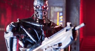 2009 yılında vizyona giren Terminatör 4: Kurtuluş, yani özgün adıyla Terminator Salvation, serinin önceki filmlerinden ayrılan önemli bir yapım olarak öne çıkar. McG'nin yönettiği film, Arnold Schwarzenegger'in canlandırdığı ikonik T-800 karakterinin gölgesinde ilerleyen ilk üç filmin ardından hikâyeyi doğrudan gelecekteki savaşın merkezine taşır. Christian Bale, Sam Worthington, Anton Yelchin, Bryce Dallas Howard, Moon Bloodgood, Common ve Helena Bonham Carter'ın rol aldığı yapım, Terminator evreninin daha önce ağırlıklı olarak anlatıların arka planında kalan kısmını görünür hale getirir.