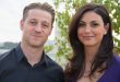 Benjamin McKenzie, özellikle televizyon dizilerindeki başarılı performanslarıyla tanınan Amerikalı oyunculardan biridir. Kariyerinin ilk döneminde gençlik dizilerinde dikkat çeken McKenzie, daha sonra suç, dram ve aksiyon türündeki yapımlarda farklı karakterlere hayat vererek oyunculuk alanındaki yerini sağlamlaştırmıştır. Onu geniş kitlelere tanıtan en önemli yapım ise 2000'li yılların popüler gençlik dizilerinden The O.C. olmuştur.