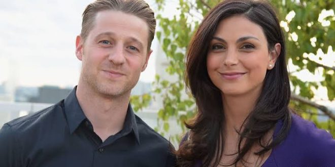 Benjamin McKenzie, özellikle televizyon dizilerindeki başarılı performanslarıyla tanınan Amerikalı oyunculardan biridir. Kariyerinin ilk döneminde gençlik dizilerinde dikkat çeken McKenzie, daha sonra suç, dram ve aksiyon türündeki yapımlarda farklı karakterlere hayat vererek oyunculuk alanındaki yerini sağlamlaştırmıştır. Onu geniş kitlelere tanıtan en önemli yapım ise 2000'li yılların popüler gençlik dizilerinden The O.C. olmuştur.