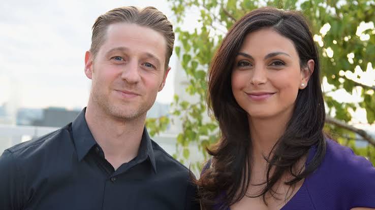 Benjamin McKenzie, özellikle televizyon dizilerindeki başarılı performanslarıyla tanınan Amerikalı oyunculardan biridir. Kariyerinin ilk döneminde gençlik dizilerinde dikkat çeken McKenzie, daha sonra suç, dram ve aksiyon türündeki yapımlarda farklı karakterlere hayat vererek oyunculuk alanındaki yerini sağlamlaştırmıştır. Onu geniş kitlelere tanıtan en önemli yapım ise 2000'li yılların popüler gençlik dizilerinden The O.C. olmuştur.