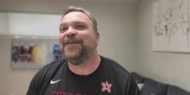 Amerikalı oyuncu Drew Powell, özellikle televizyon dünyasında canlandırdığı karakterlerle tanınan deneyimli bir aktördür. Kariyeri boyunca komedi, dram, suç, korku ve aksiyon gibi farklı türlerde birçok yapımda rol alan Powell, çoğunlukla yardımcı ve karakter oyuncusu kimliğiyle dikkat çekmiştir. Geniş izleyici kitlesi tarafından en çok Gotham dizisindeki Butch Gilzean karakteriyle tanınsa da oyuncunun kariyeri bu rolle sınırlı değildir.