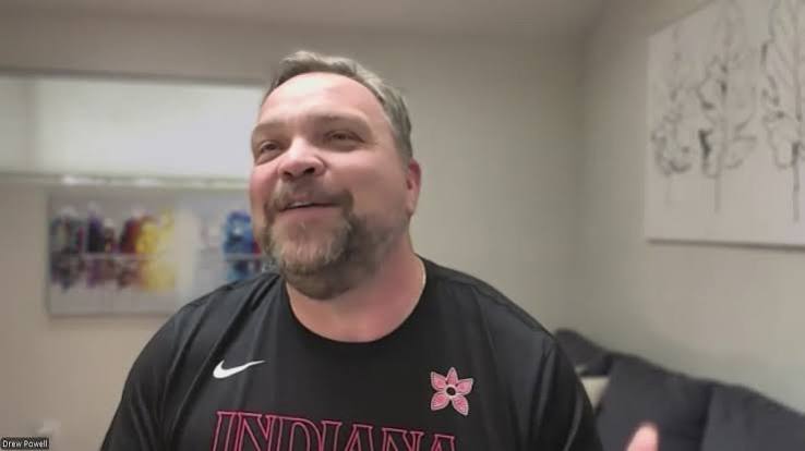 Amerikalı oyuncu Drew Powell, özellikle televizyon dünyasında canlandırdığı karakterlerle tanınan deneyimli bir aktördür. Kariyeri boyunca komedi, dram, suç, korku ve aksiyon gibi farklı türlerde birçok yapımda rol alan Powell, çoğunlukla yardımcı ve karakter oyuncusu kimliğiyle dikkat çekmiştir. Geniş izleyici kitlesi tarafından en çok Gotham dizisindeki Butch Gilzean karakteriyle tanınsa da oyuncunun kariyeri bu rolle sınırlı değildir.