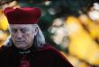 Amerikan sinema ve televizyonunun deneyimli karakter oyuncularından John Doman, özellikle güçlü otorite figürlerini, polisleri, yöneticileri, askerleri ve suç dünyasının etkili isimlerini canlandırmasıyla tanınır. Kariyerinin dikkat çekici taraflarından biri ise oyunculuğa yaşıtlarının önemli bir bölümünden çok daha geç başlamasıdır.