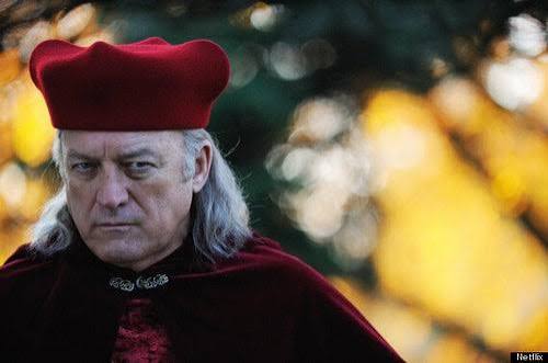 Amerikan sinema ve televizyonunun deneyimli karakter oyuncularından John Doman, özellikle güçlü otorite figürlerini, polisleri, yöneticileri, askerleri ve suç dünyasının etkili isimlerini canlandırmasıyla tanınır. Kariyerinin dikkat çekici taraflarından biri ise oyunculuğa yaşıtlarının önemli bir bölümünden çok daha geç başlamasıdır.
