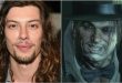 Avustralyalı oyuncu Benedict Samuel, özellikle televizyon dizileri ve sinema filmlerindeki dikkat çekici yardımcı rolleriyle tanınan başarılı bir aktördür. Farklı karakterleri canlandırma konusundaki yeteneği ve özellikle karanlık, sıra dışı ya da psikolojik açıdan karmaşık karakterlere getirdiği yorumlarla öne çıkan Samuel, uluslararası izleyicilerin dikkatini Gotham dizisindeki Jervis Tetch, yani Mad Hatter karakteriyle çekmiştir.