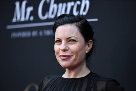 Susan McMartin, sinema ve televizyon dünyasında senarist, yazar ve yapımcı kimliğiyle tanınan Amerikalı bir sanatçıdır. Özellikle Mr. Church filmiyle geniş bir izleyici kitlesinin dikkatini çeken McMartin, kariyeri boyunca televizyon komedilerinden dramatik yapımlara, kişisel yazılardan sinema senaryolarına kadar farklı alanlarda üretim yaptı.