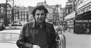 Yunan müziği denildiğinde akla gelen en güçlü isimlerden biri olan Mikis Theodorakis, besteciliği, söz yazarlığı, orkestra şefliği ve siyasi yaşamıyla 20. yüzyılın en dikkat çekici Yunan figürleri arasında yer aldı. Özellikle Zorba the Greek filmi için hazırladığı müziklerle dünya çapında tanınan Theodorakis, aslında yalnızca sinema müzikleriyle sınırlı olmayan son derece geniş bir sanat kariyerine sahipti.