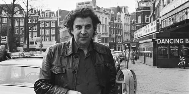 Yunan müziği denildiğinde akla gelen en güçlü isimlerden biri olan Mikis Theodorakis, besteciliği, söz yazarlığı, orkestra şefliği ve siyasi yaşamıyla 20. yüzyılın en dikkat çekici Yunan figürleri arasında yer aldı. Özellikle Zorba the Greek filmi için hazırladığı müziklerle dünya çapında tanınan Theodorakis, aslında yalnızca sinema müzikleriyle sınırlı olmayan son derece geniş bir sanat kariyerine sahipti.