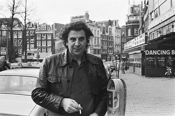 Yunan müziği denildiğinde akla gelen en güçlü isimlerden biri olan Mikis Theodorakis, besteciliği, söz yazarlığı, orkestra şefliği ve siyasi yaşamıyla 20. yüzyılın en dikkat çekici Yunan figürleri arasında yer aldı. Özellikle Zorba the Greek filmi için hazırladığı müziklerle dünya çapında tanınan Theodorakis, aslında yalnızca sinema müzikleriyle sınırlı olmayan son derece geniş bir sanat kariyerine sahipti.