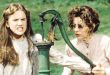 Bazı filmler bir insanın hayatındaki önemli bir dönemi anlatırken, bazıları aynı zamanda insan ilişkilerinin sınırlarını da sorgular. Karanlığın İçinden (The Miracle Worker), ikinci gruba giren yapımlardan biridir. 1962 yılında sinemaya aktarılan film, görme ve işitme duyularını çok küçük yaşta kaybeden Helen Keller ile onun dünyayla iletişim kurmasını sağlamaya çalışan öğretmeni Anne Sullivan'ın gerçek yaşam öyküsünden hareket eder.