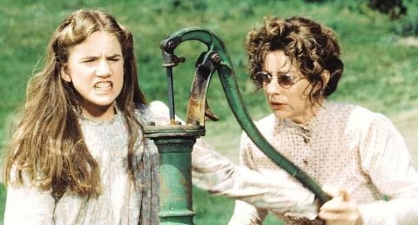 Bazı filmler bir insanın hayatındaki önemli bir dönemi anlatırken, bazıları aynı zamanda insan ilişkilerinin sınırlarını da sorgular. Karanlığın İçinden (The Miracle Worker), ikinci gruba giren yapımlardan biridir. 1962 yılında sinemaya aktarılan film, görme ve işitme duyularını çok küçük yaşta kaybeden Helen Keller ile onun dünyayla iletişim kurmasını sağlamaya çalışan öğretmeni Anne Sullivan'ın gerçek yaşam öyküsünden hareket eder.
