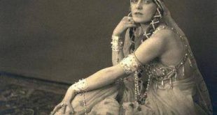 20. yüzyılın ilk yıllarında Avrupa sanat dünyası büyük bir dönüşüm geçirirken, bazı sanatçılar tek bir disiplinin sınırları içinde kalmadı. Jenny Hasselquist de bu isimlerden biriydi. İsveçli balerin olarak başladığı kariyerini oyunculukla genişleten Hasselquist, sessiz sinemanın önemli döneminde kamera karşısına geçti; ardından bale eğitimcisi olarak deneyimlerini yeni kuşaklara aktardı.