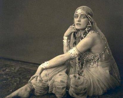 20. yüzyılın ilk yıllarında Avrupa sanat dünyası büyük bir dönüşüm geçirirken, bazı sanatçılar tek bir disiplinin sınırları içinde kalmadı. Jenny Hasselquist de bu isimlerden biriydi. İsveçli balerin olarak başladığı kariyerini oyunculukla genişleten Hasselquist, sessiz sinemanın önemli döneminde kamera karşısına geçti; ardından bale eğitimcisi olarak deneyimlerini yeni kuşaklara aktardı.