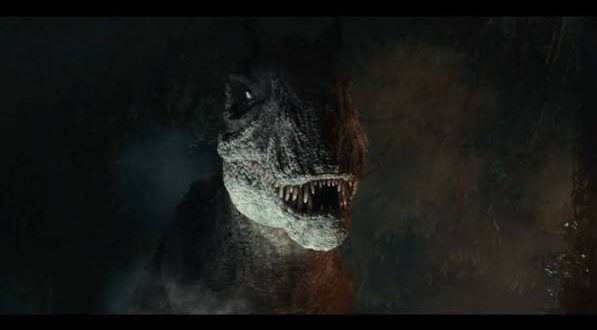 Battle at Big Rock, Jurassic Park evreninin ana filmlerden farklı bir anlatım biçimine yöneldiği, yaklaşık sekiz dakikalık kısa bir yapım olarak öne çıkıyor. Colin Trevorrow tarafından yönetilen film, Jurassic World: Fallen Kingdom sonrasında yaşanan gelişmelerin dünyayı nasıl değiştirdiğine dair küçük fakat önemli bir pencere açıyor. Büyük bütçeli bir uzun metrajın sahip olduğu geniş anlatı alanını kullanmak yerine, son derece sınırlı bir zaman içinde gerilim yaratmayı ve seyirciyi doğrudan dinozorların artık insanların dünyasında dolaştığı yeni düzene taşımayı amaçlıyor.