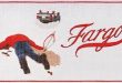 Bazı suç filmleri seyirciyi büyük kovalamacalar, silahlı çatışmalar ve gösterişli suçlular üzerinden etkiler. Fargo ise bunun tam tersini yapar. Joel ve Ethan Coen'in 1996 yılında sinemaya kazandırdığı film, sıradan insanların yanlış kararlarından büyüyen bir suç hikâyesini son derece sakin, kuru ve zaman zaman absürt bir anlatımla aktarır. Karla kaplı Minnesota manzaraları, gündelik konuşmalar ve tuhaf karakterler filmin gerilimini oluştururken, mizah ile şiddet sürekli olarak birbirinin sınırında dolaşır.