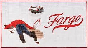 Bazı suç filmleri seyirciyi büyük kovalamacalar, silahlı çatışmalar ve gösterişli suçlular üzerinden etkiler. Fargo ise bunun tam tersini yapar. Joel ve Ethan Coen'in 1996 yılında sinemaya kazandırdığı film, sıradan insanların yanlış kararlarından büyüyen bir suç hikâyesini son derece sakin, kuru ve zaman zaman absürt bir anlatımla aktarır. Karla kaplı Minnesota manzaraları, gündelik konuşmalar ve tuhaf karakterler filmin gerilimini oluştururken, mizah ile şiddet sürekli olarak birbirinin sınırında dolaşır.