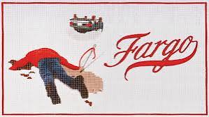 Bazı suç filmleri seyirciyi büyük kovalamacalar, silahlı çatışmalar ve gösterişli suçlular üzerinden etkiler. Fargo ise bunun tam tersini yapar. Joel ve Ethan Coen'in 1996 yılında sinemaya kazandırdığı film, sıradan insanların yanlış kararlarından büyüyen bir suç hikâyesini son derece sakin, kuru ve zaman zaman absürt bir anlatımla aktarır. Karla kaplı Minnesota manzaraları, gündelik konuşmalar ve tuhaf karakterler filmin gerilimini oluştururken, mizah ile şiddet sürekli olarak birbirinin sınırında dolaşır.