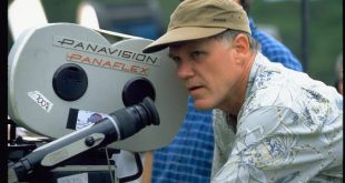 Hollywood'da bazı yönetmenlerin kariyerleri, yalnızca yönettikleri filmler üzerinden açıklanamayacak kadar geniştir. Joe Johnston da bu isimlerden biridir. Yönetmenlik koltuğuna oturmadan önce özel efekt, görsel tasarım ve konsept çalışmaları alanında önemli deneyimler kazanan Johnston, sinema dünyasında farklı görevleri bir arada yürüten yaratıcı isimlerden biri olmuştur.