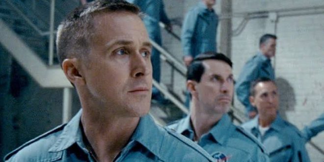 İnsanlığın Ay’a ulaşması, 20. yüzyılın en önemli olaylarından biri olarak tarihe geçti. Ancak bu tarihi başarıyı anlatan her film aynı yolu izlemez. Ay’da İlk İnsan (First Man), 2018 yılında vizyona girdiğinde Apollo 11 görevini yalnızca bilimsel ve teknolojik bir zafer olarak ele almak yerine, bu büyük yolculuğun merkezindeki insanın yaşamına odaklandı.
