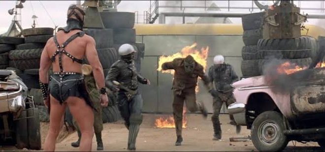 1981 yılında vizyona giren Çılgın Max: Savaşçı (Mad Max 2), Avustralya sinemasından çıkıp dünya çapında kült statüsüne ulaşan filmlerden biridir. Yönetmenliğini George Miller'ın üstlendiği yapım, ilk Çılgın Max filminin yarattığı evreni daha geniş, daha sert ve görsel açıdan çok daha iddialı bir noktaya taşır. Senaryo Terry Hayes, George Miller ve Brian Hannant tarafından geliştirilmiştir. Başrolde ise ilk filmden tanıdığımız Mel Gibson, Max Rockatansky karakteriyle yeniden karşımıza çıkar.