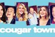 Televizyon dünyasında bazı sitcomlar gençlik yıllarını, bazıları aile yaşamını, bazıları ise iş hayatının karmaşasını merkezine alır. Cougar Town ise yetişkinlik döneminin çoğu zaman yeterince anlatılmayan taraflarına odaklanmasıyla dikkat çeken yapımlardan biridir. İlk bakışta adını oluşturan kavram nedeniyle yalnızca romantik ilişkiler üzerine kurulu bir komedi izlenimi verse de dizi, ilerleyen bölümleriyle arkadaşlık, boşanma, ebeveynlik, yeniden başlangıçlar, yaş alma ve hayattan keyif alma gibi çok daha geniş konuları işler.