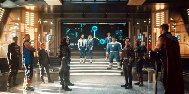 Marvel Sinematik Evreni, sinema tarihinin en uzun soluklu ve birbirine bağlı hikâye yapılarından birini oluşturdu. Yıllar boyunca farklı kahramanların solo maceralarıyla genişleyen bu evren, zaman içinde Avengers çatısı altında birleşen karakterlerle daha büyük bir anlatıya dönüştü. Avengers: Doomsday ise bu devasa yapının yeni dönemindeki en önemli halkalardan biri olarak dikkat çekiyor.
