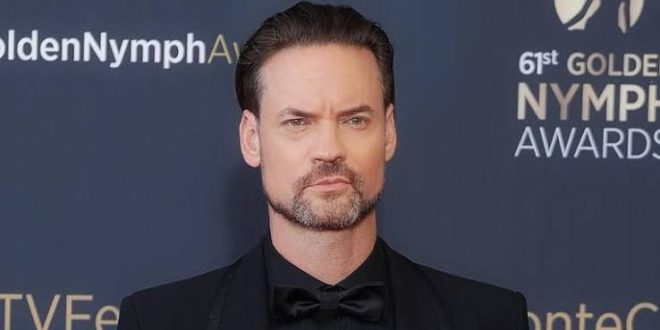 Amerikalı oyuncu Shane West, özellikle 2000'li yılların başında romantik drama türünün öne çıkan yapımlarından biri olan A Walk to Remember ile geniş bir izleyici kitlesinin karşısına çıkan başarılı bir sanatçıdır. Mandy Moore ile başrolü paylaştığı filmdeki Landon Carter performansı, oyuncunun kariyerinin en bilinen çalışmaları arasında yer alır. Ancak Shane West'in sanat hayatı yalnızca bu filmle sınırlı değildir.